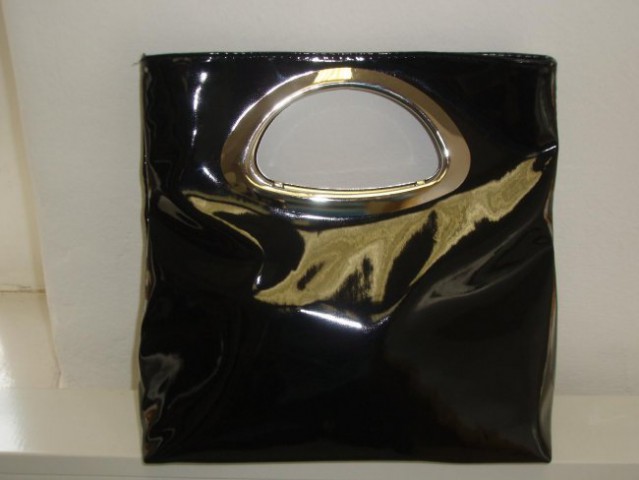 ročna torbica, nova , dim25 x25 cm
lakirana s kovinskim ročajem
cena: 15 eur