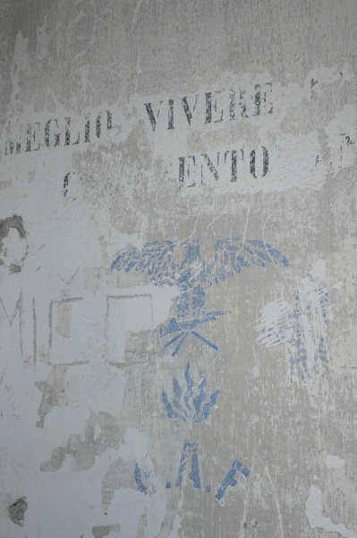 Na stenah je polno napisov,  iz časov ko v teh objektih še prebivali vojaki.