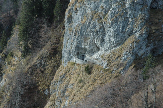 V živo skalo vklesana trdnjava.