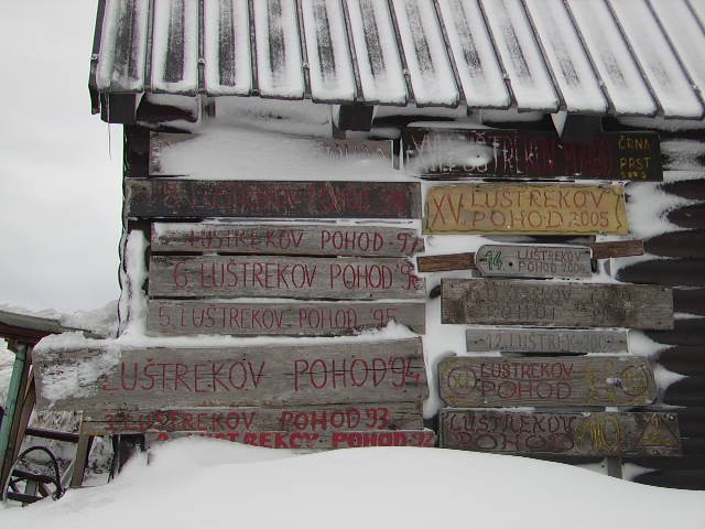 Na brunarci lesene table raznih velikosti na njih pa napis LUŠTRKOV POHOD in seveda letnic