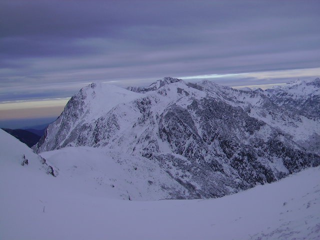 Pogled proti Hohkowblu in neprej po grebenu Tolminsko Bohinjskih gora ti še le v zimskem č