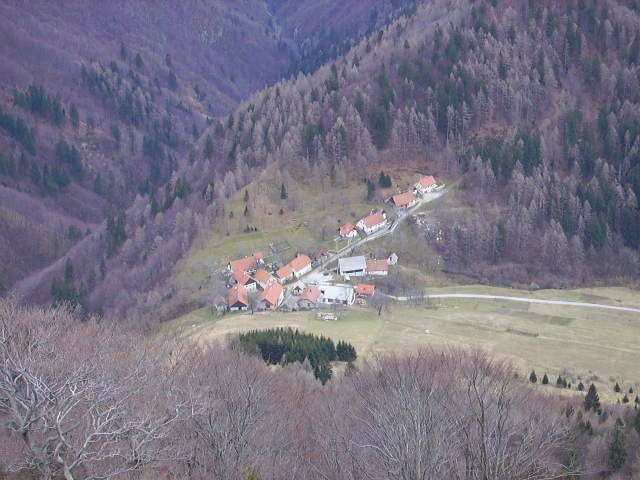 Vas Kal najvišje dostopno izhodišče z avtom za vzpon na Črno prst z vrha zgleda, kot prava
