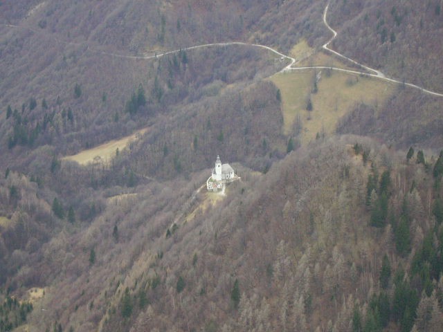 Cerkvica svetega Ožbolta stoji na pomolu in budno pazi na obe vasi Stržišče in Kal. Je lep