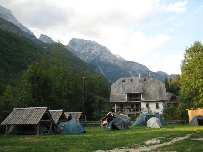 pa še pogled iz recepcije  na kamp in šotore 