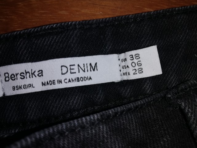 Bershka cropped črne jeans hlače S (ustrezajo 36-38)