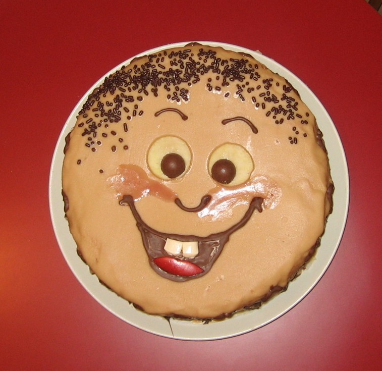 Ajdova torta za Jureta (preliv: bela čokolada s koščkom rjave; oči:jabolko, čokoladni bonb