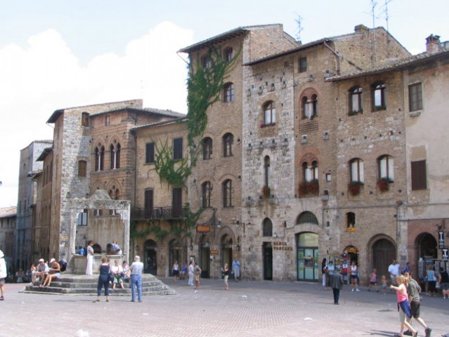 San Gimignano - square