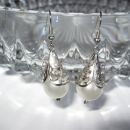88 Uhani belo-srebrni perla+kovinska kapica*