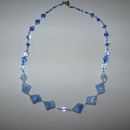 72 Ogrlica svetlo modra stekleni delčki+perlice (M)