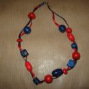 120 Ogrlica rdeče-modra les perlice na saten traku (M)