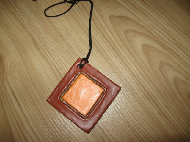 193 Obesek oranžno-rjav Das masa (M)
