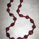 211 Verižica temno rdeče akrilne perle*