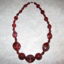 212 Verižica temno rdeče akrilne perle (M)