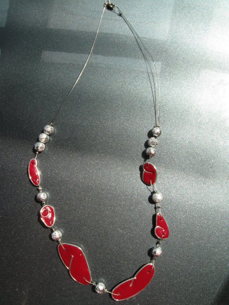 245 Ogrlica temno rdeče-srebrna Fimo+žica+perle*