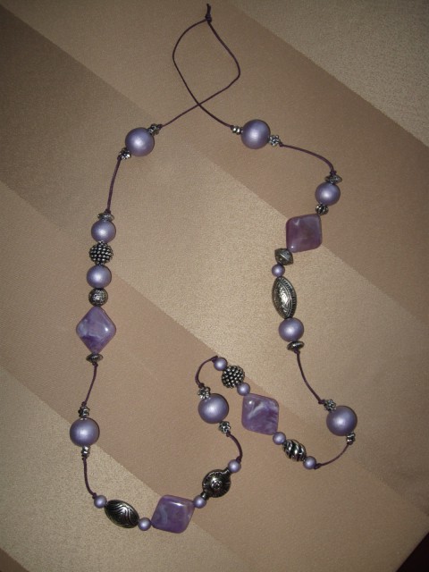 323 Verižica svetlo vijola akrilne perle+les+kovinski delčki*