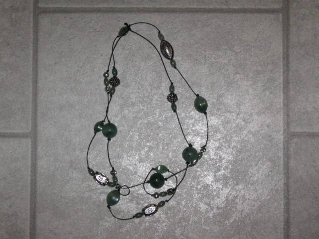 328 Verižica dolga zeleno-kovinska akrilne perle+kovinski delčki (M)
