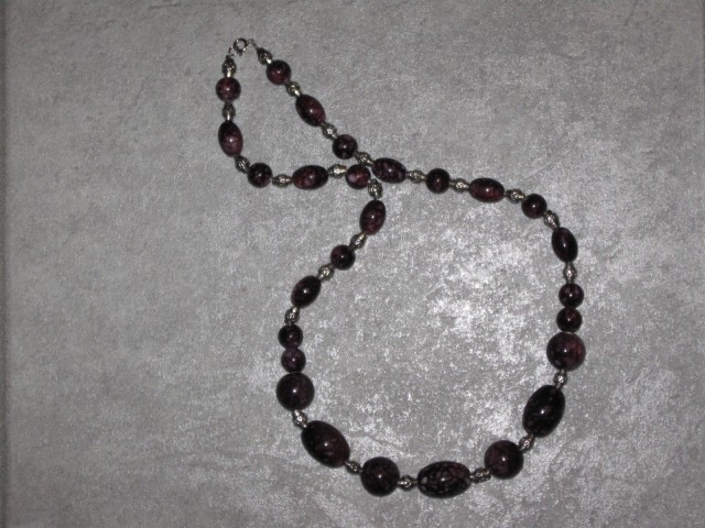 329 Ogrlica vijola s kovinskimi dodatki akrilne perle+kovinski delčki (M)