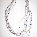 12 Ogrlica bakrena žica+modre lesene perlice (M)