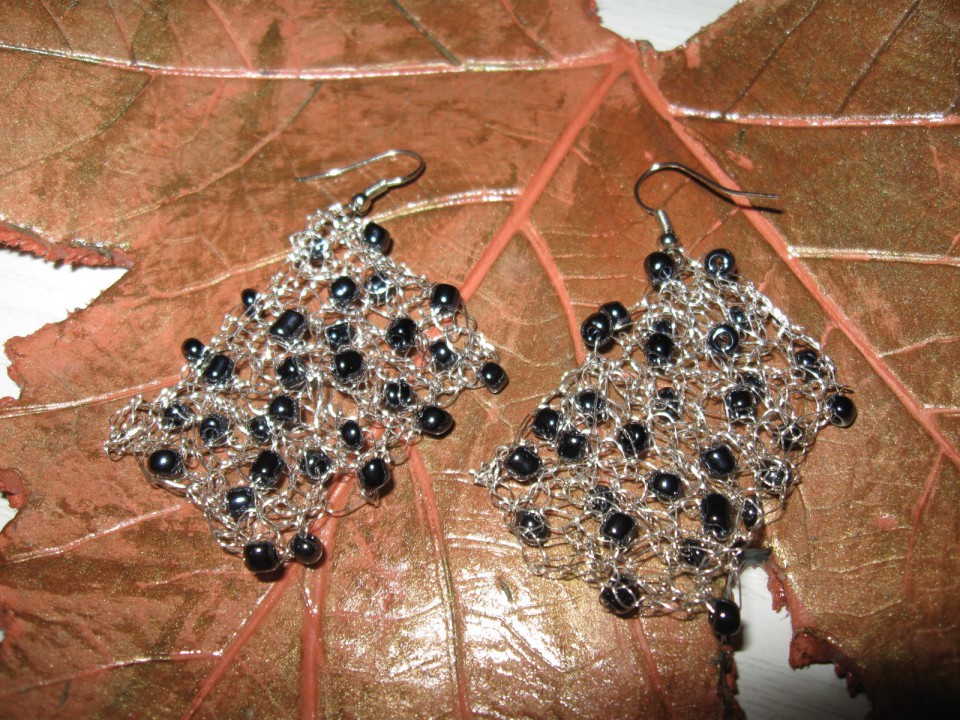 16 Uhani kvadratni srebrni s sivimi perlicami perle+žica*