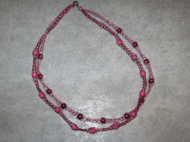 22 Ogrlica dvojna roza-vijola žica+perle-les (M)