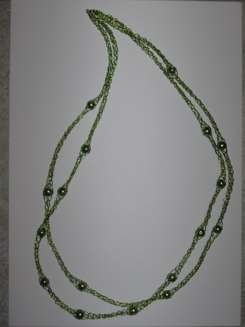 23 Ogrlica dvojna zelena žica+perle*