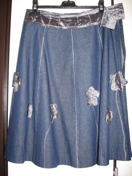 19 Krilo jeans s srebrnimi rožicami in okrasnimi šivi (M)