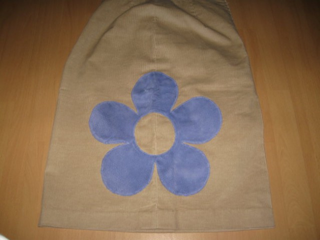 23 Krilo žametno bež z modro semiš rožo na strani s strani (M)