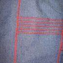49 Detajl jeans oblekice z okrasnimi rdečimi šivi (M)