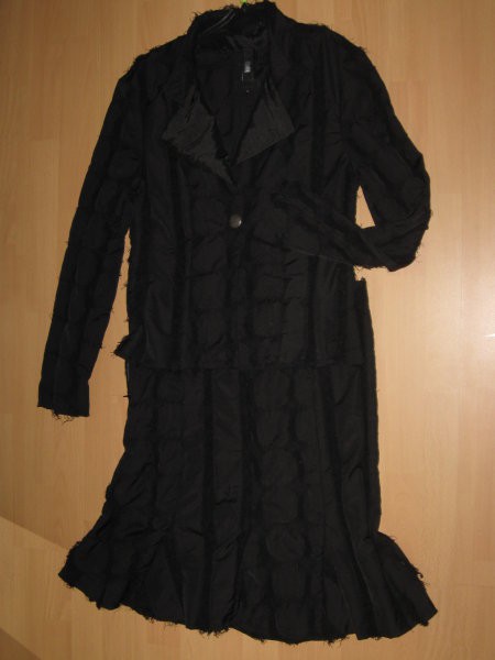 58 Črn kostimček z vozlički (M)