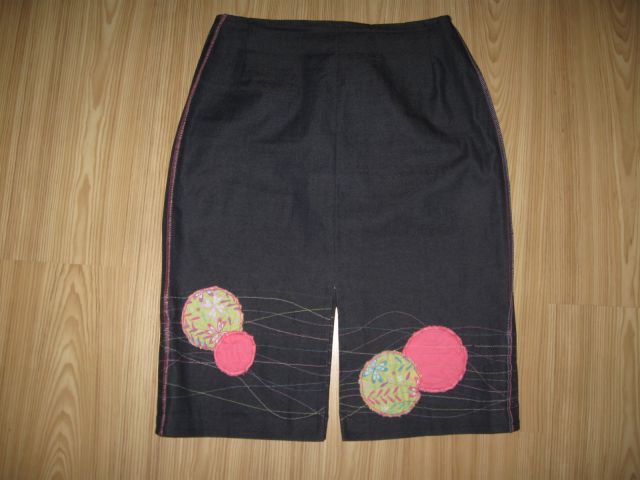 95 Krilo jeans z okrasnimi krogi in raznobarvnimi okrasnimi šivi spodaj spredaj (M)