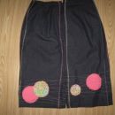 95 Krilo jeans z okrasnimi krogi in raznobarvnimi okrasnimi šivi spodaj zadaj (M)