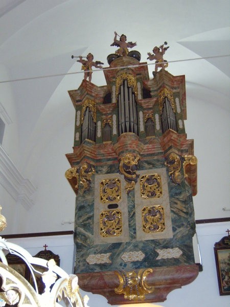 Orgle v samostanu