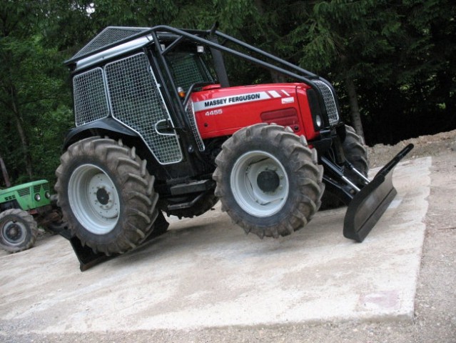 Gozdarski traktor - foto