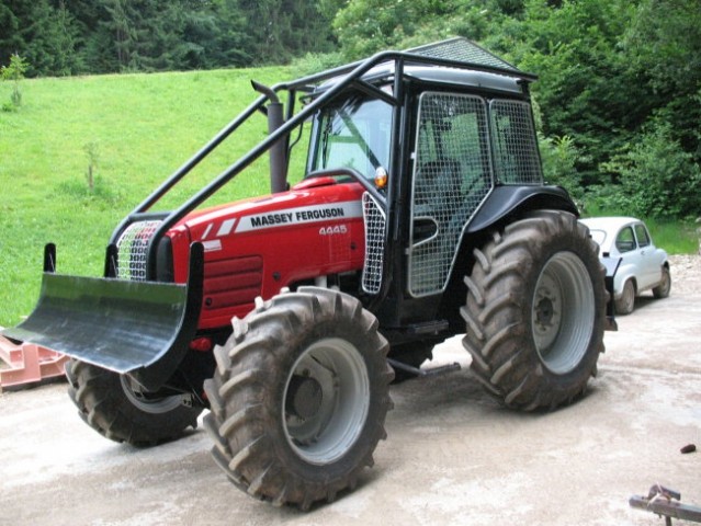 Gozdarski traktor - foto