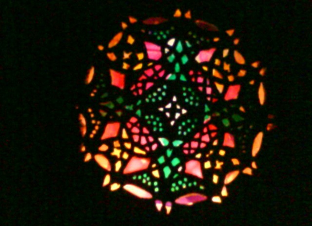 Nočni obraz lampe z vrezano mandalo štirih božjih ozrazov.