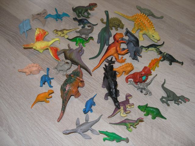 Komplet malih dinozavrov;4€