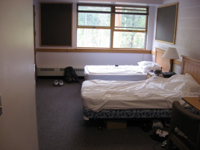 Moja soba v Keystonu (postlana postelja je moja;), kjer je nastanjena polovica zaposlenih 