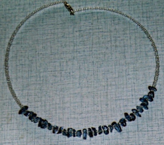 Darilo junij 2006
perle in poldragi kamni(flurit)