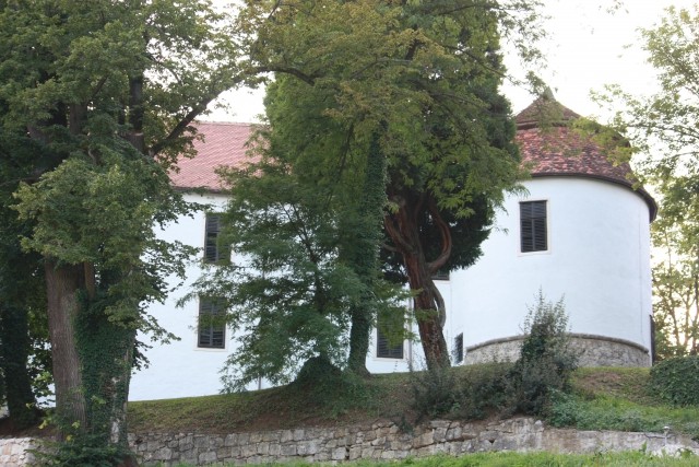 Sevniški grad z zadnje strani