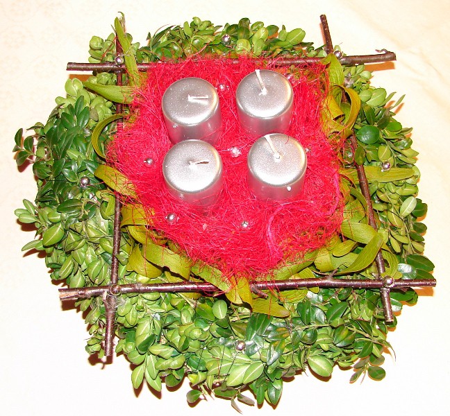 Drugi adventni venček 2006 - pušpan, cvetličarska goba napikana z belo omelo ter notri sve