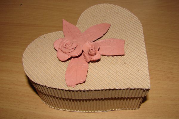Škatla iz valovite lepenke z vrtnico (že malo načeto)