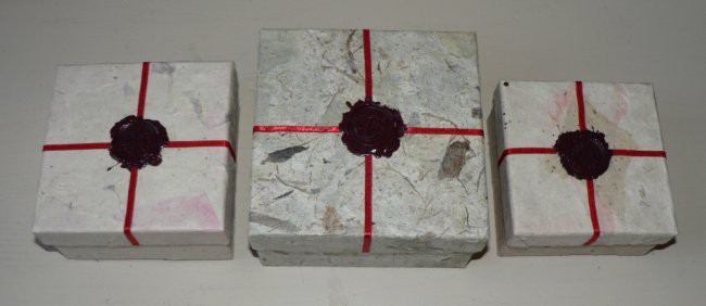 škatle, kaširane z natur papirjem, dodan trakec in štempelj 