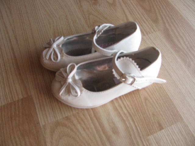 Lušni in kot novi sandalčki 24     (Notranja mera 14,5 cm) 3€