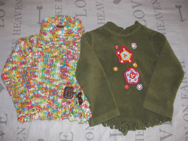 2 x debela puloverja 104  1€ (levi podarjen)