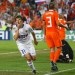 Andrei Arshavin slavi gol za vodstvo Rusije proti Nizozemski z 3:1. V ozadju Heintiga in v