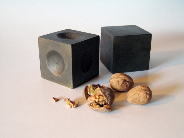 V prvi kocki so odprtine različnih oblik, prilagojene obliki oreškov. Daš orešek v odprtin