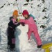 Neža in Teja s snežakom