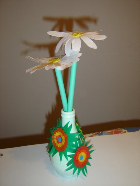 Pobarvana vazica,okrašena z rožicami iz svilenega papirja.Marjetke iz papirja.