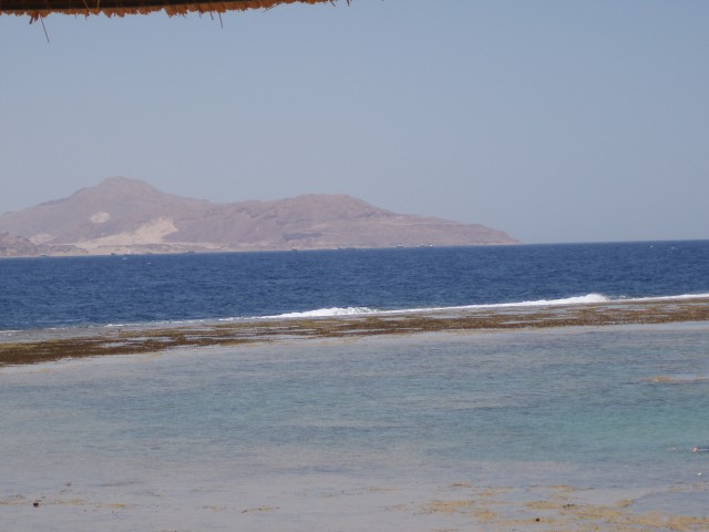 Lagunce na plaži, ozadje otok Tiran