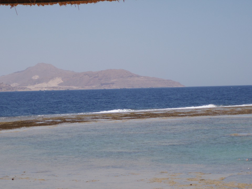 lagunce na plaži, ozadje otok Tiran